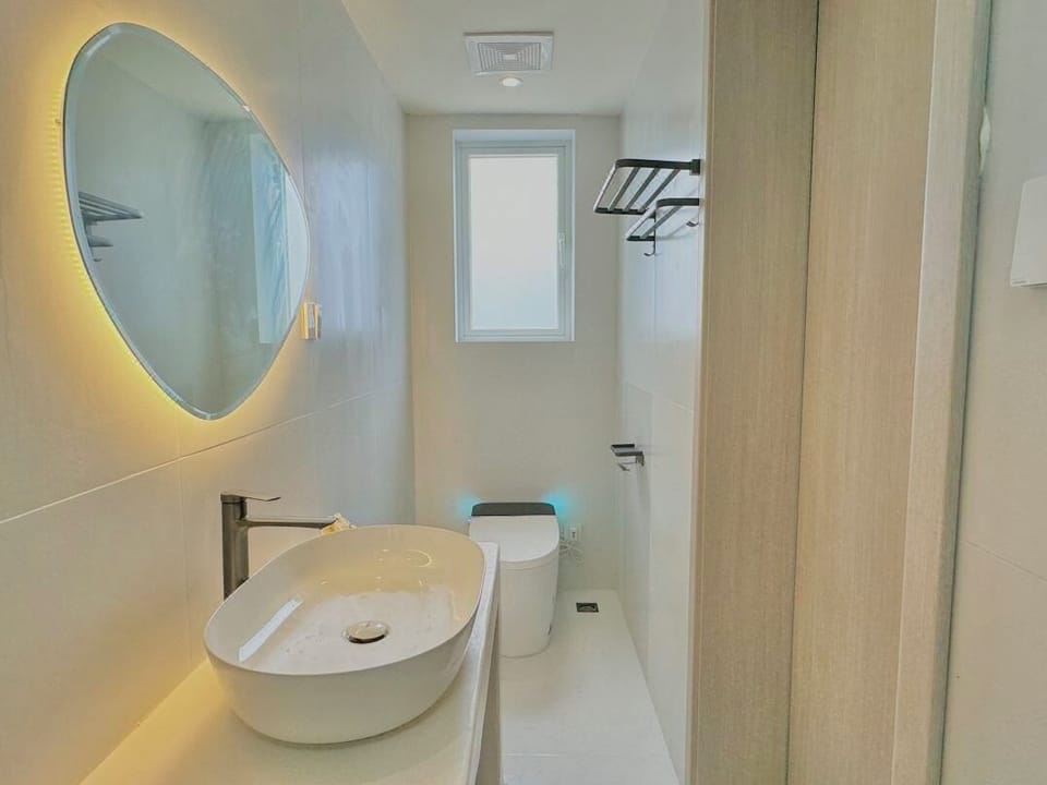 Family Twin Room, Patio, Courtyard View | Bathroom | Hair dryer, towels, soap, shampoo