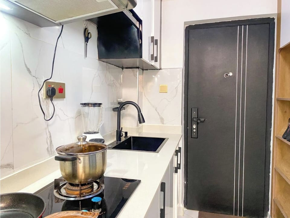 Deluxe Studio | Private kitchen | Microwave, cookware/dishes/utensils