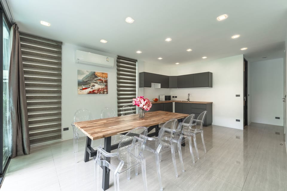 Exclusive Villa, 4 Bedrooms, Private Pool, Pool View | In-room dining