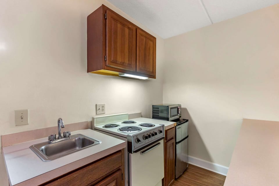 Suite, 1 King Bed, Non Smoking | Blackout drapes, iron/ironing board, rollaway beds, free WiFi