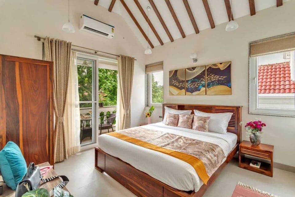 Desk, laptop workspace, free WiFi, bed sheets