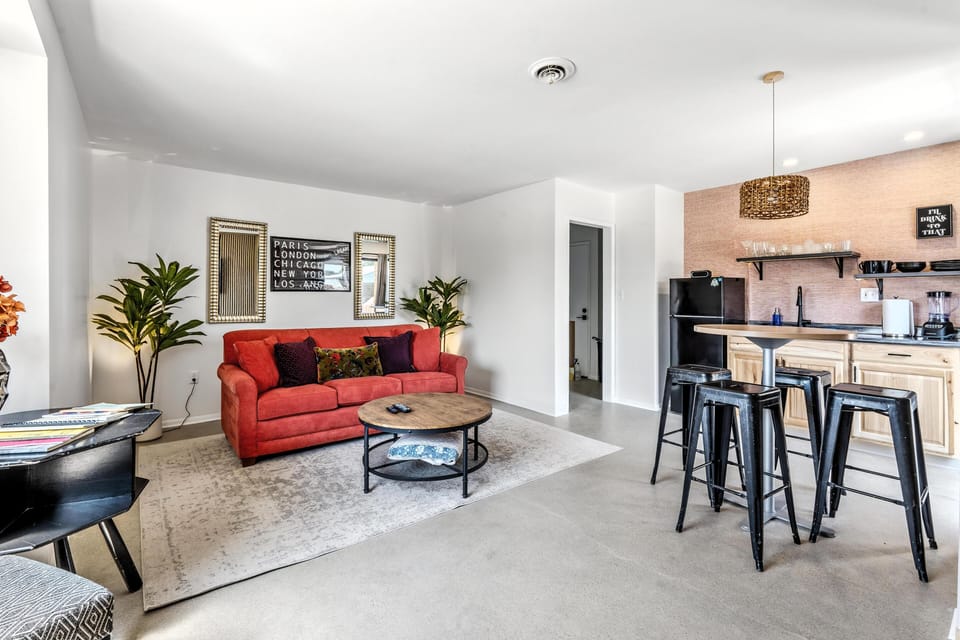 Suite | Desk, laptop workspace, free WiFi