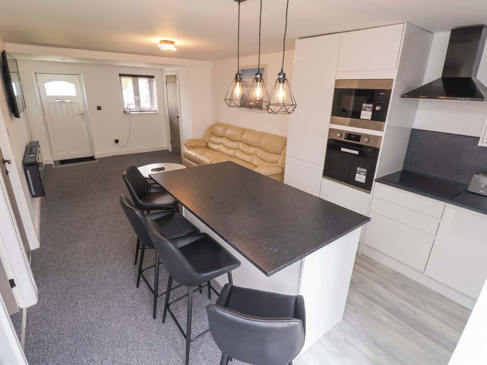 Fridge, cookware/dishes/utensils