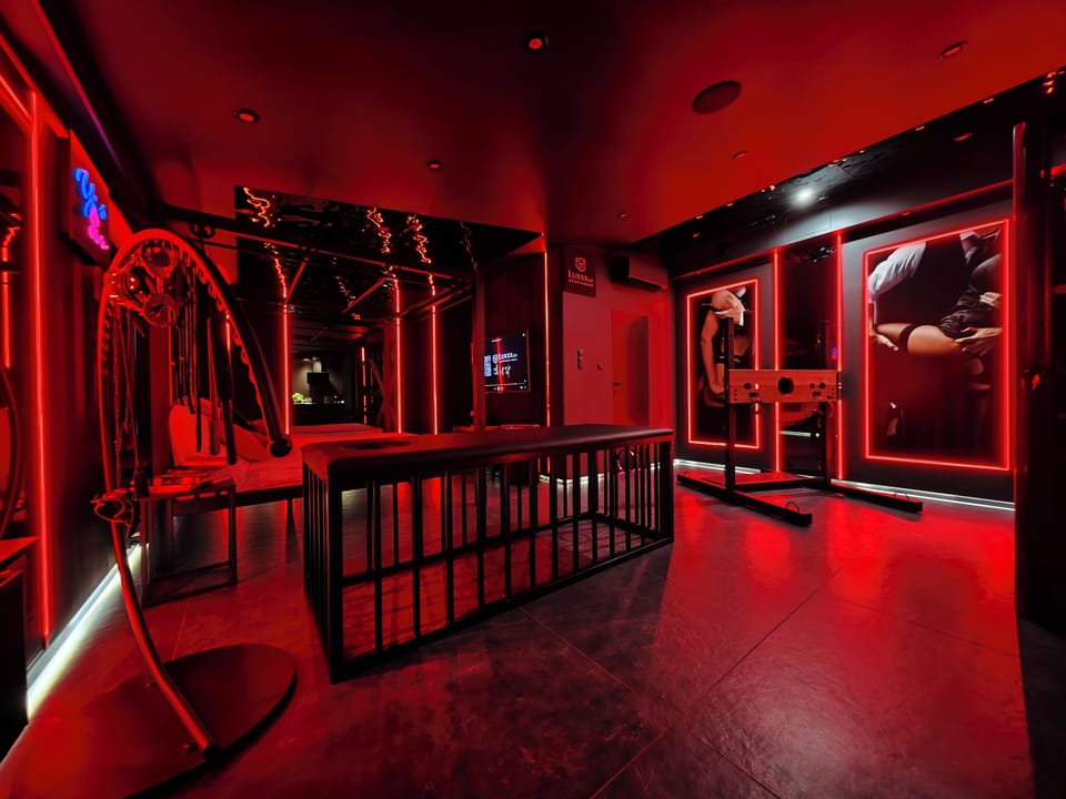 Blackout drapes, soundproofing, WiFi (free)