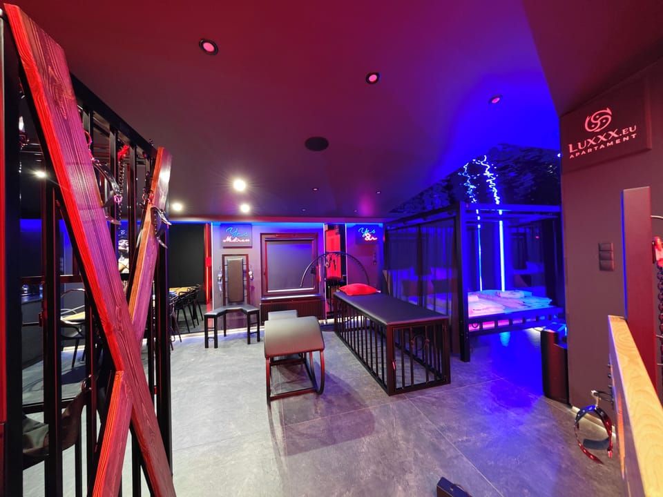 Blackout drapes, soundproofing, free WiFi