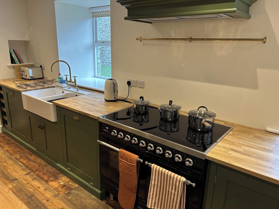 Cottage | Private kitchen | Fridge, dishwasher, cookware/dishes/utensils
