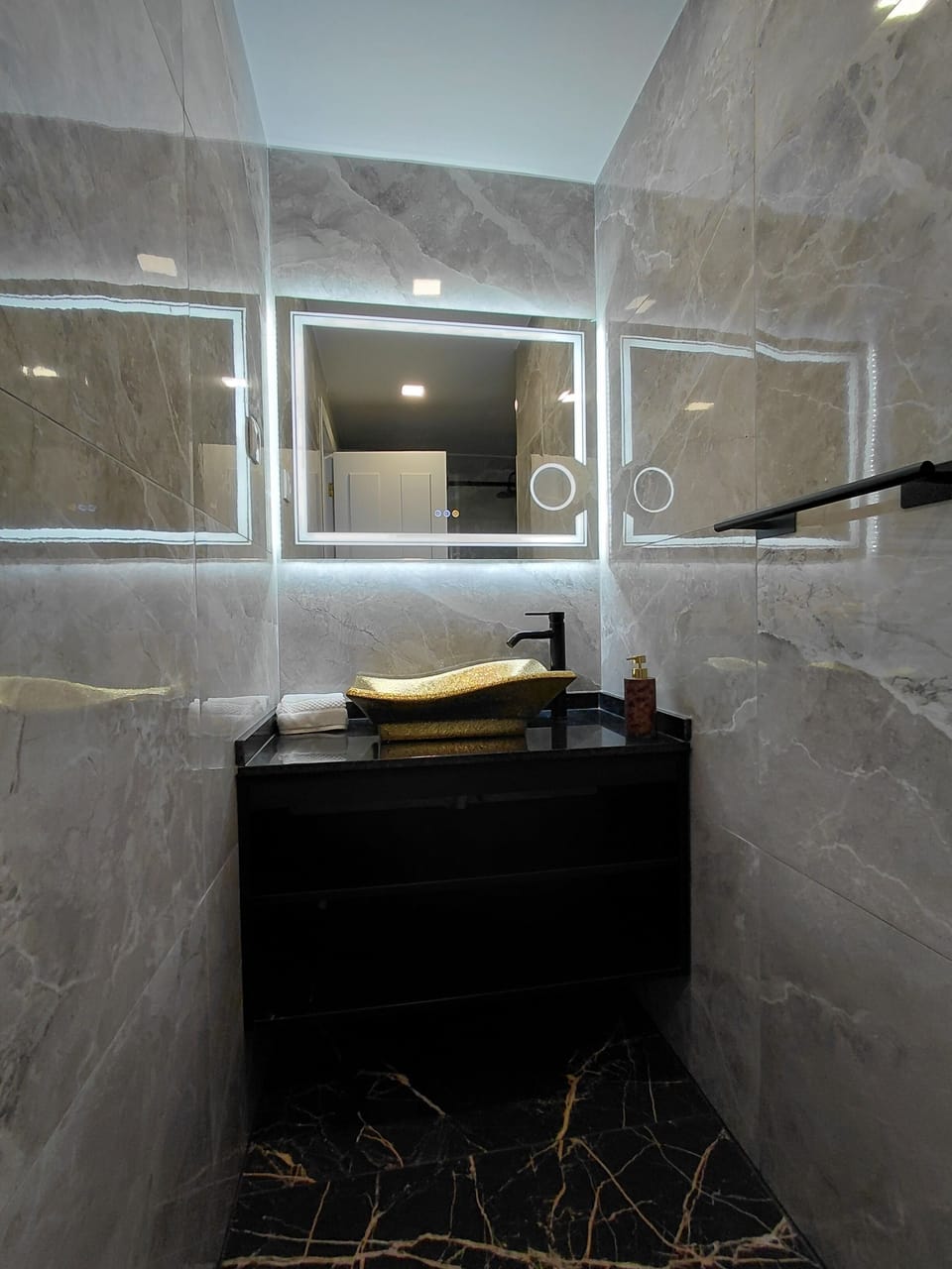 Deluxe Twin Room, River View | Bathroom | Shower, rainfall showerhead, hair dryer, towels
