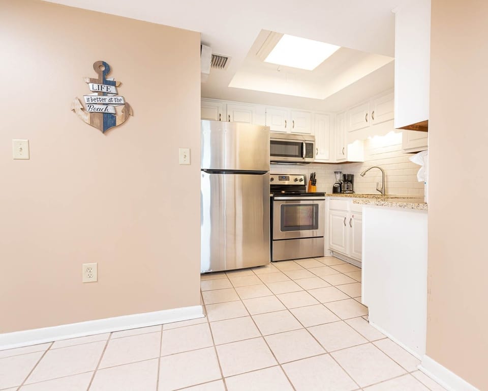 Condo, 2 Bedrooms | Private kitchen | Fridge, oven, coffee/tea maker