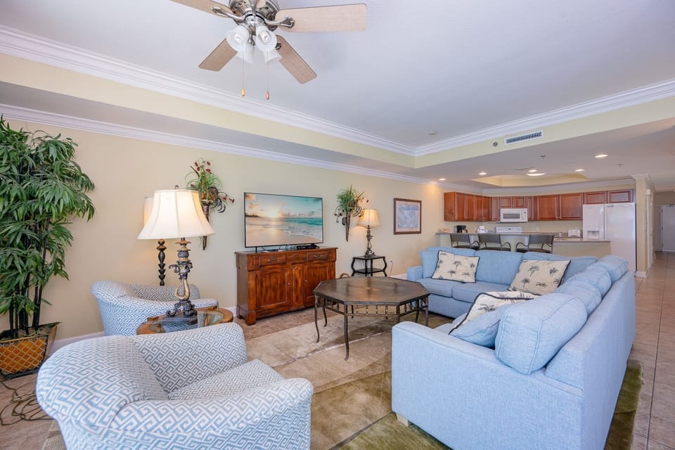Condo, 3 Bedrooms | Living area