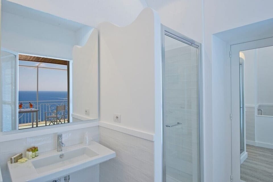 Deluxe Double or Twin Room, Sea View | Bathroom | Shower, free toiletries, hair dryer, bathrobes