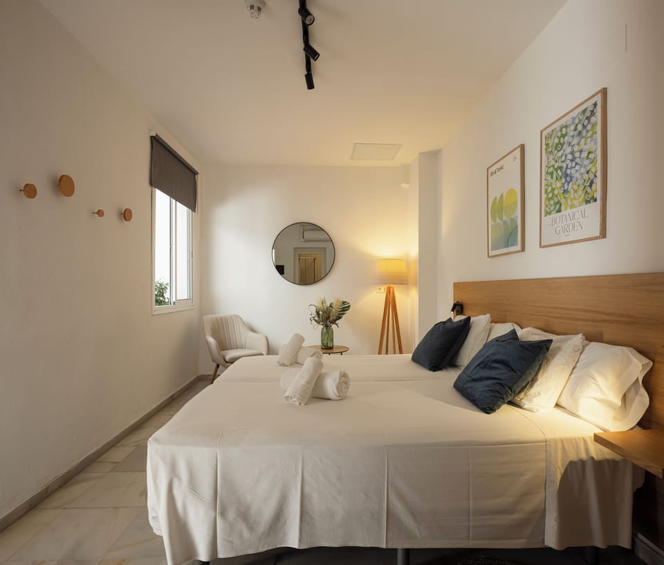 Twin Room, Ensuite | Desk, laptop workspace, free WiFi, bed sheets