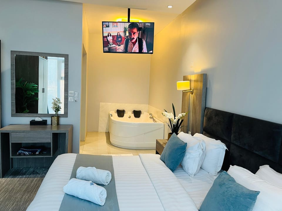 Deluxe Suite with Spa Bath | Free WiFi