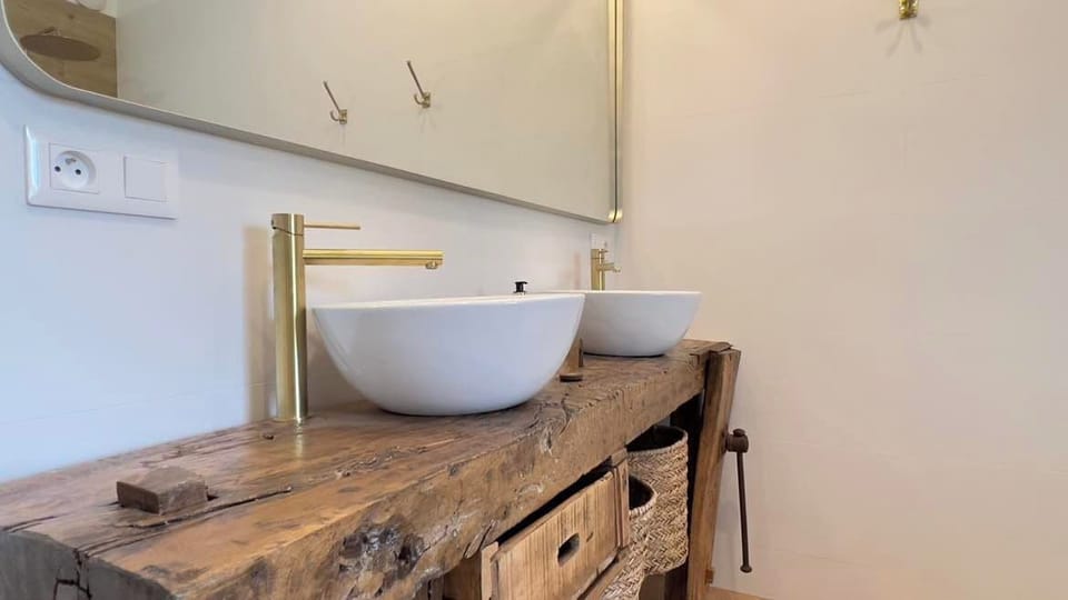 Superior Double Room, Garden View | Bathroom | Hair dryer, towels, soap, shampoo