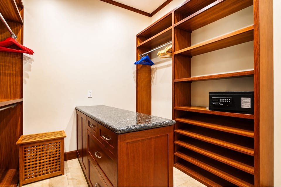 Villa, 4 Bedrooms (Oceanfront, Sleeps 11 (Hale Nani)) | Wardrobe