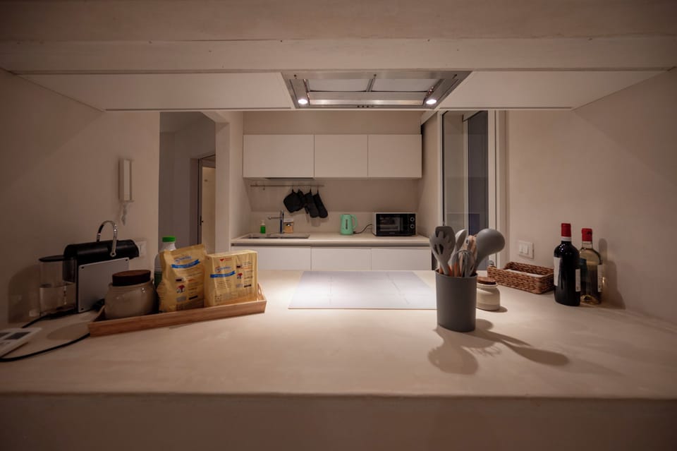 Electric kettle, highchair