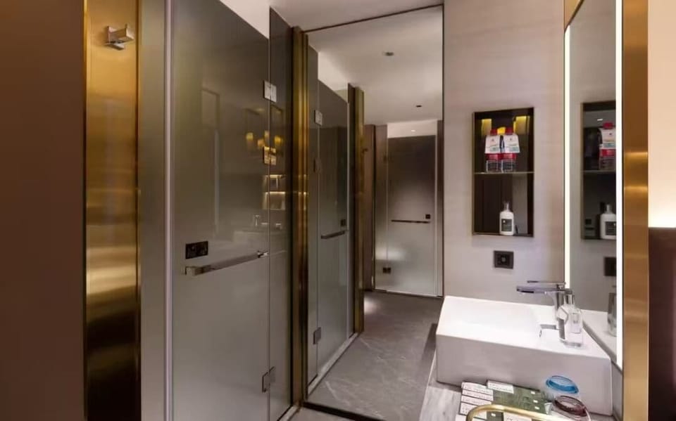 Shower, rainfall showerhead, free toiletries, hair dryer