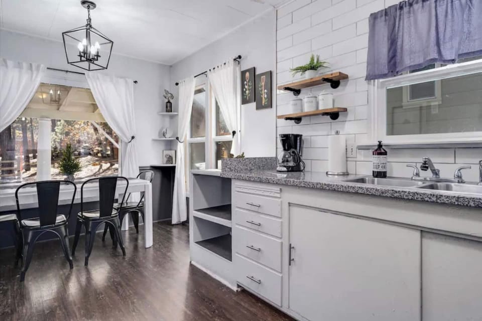 Signature House, 3 Bedrooms, Hot Tub | In-room dining