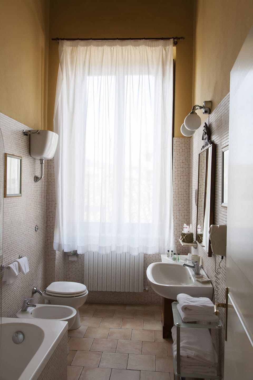 Junior Suite | Bathroom | Free toiletries, hair dryer, slippers, bidet