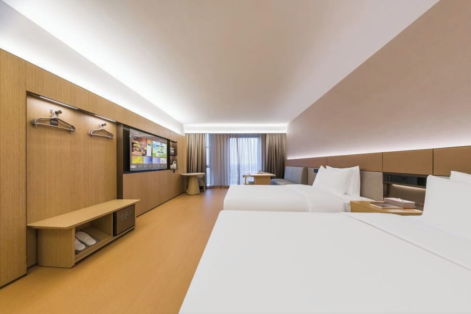 Superior Twin Room | Desk, laptop workspace, blackout drapes, soundproofing