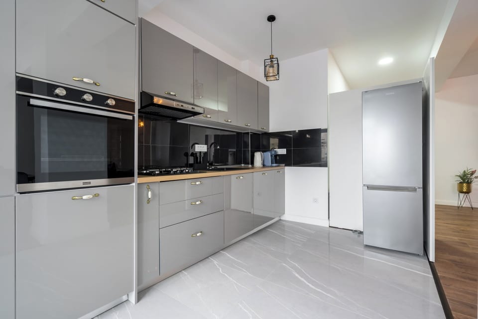 Full-size fridge, oven, stovetop, dishwasher