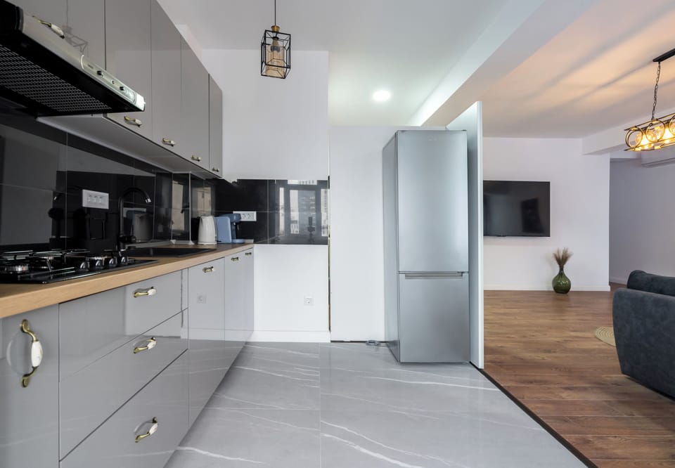 Full-size fridge, oven, stovetop, dishwasher