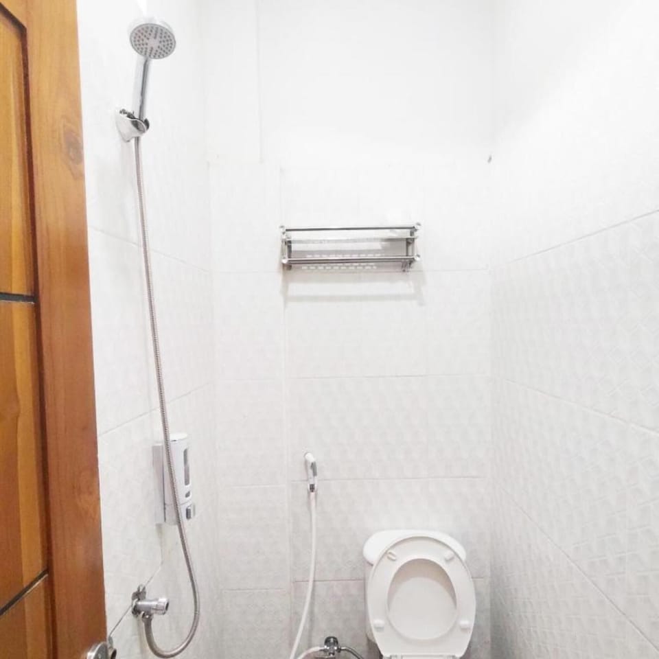 Twin Room | Bathroom | Shower, free toiletries, bidet, towels