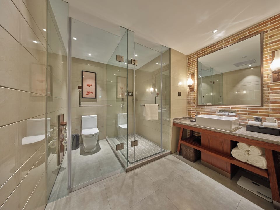 Republic Era Movie Deluxe Double Bed Room | Bathroom | Eco-friendly toiletries, hair dryer, bathrobes, slippers
