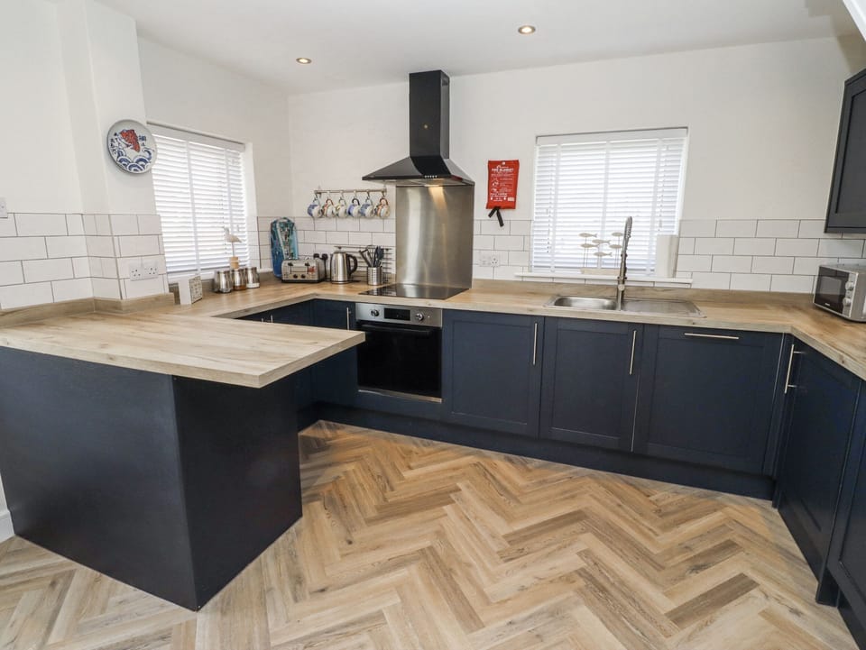 Cottage | Private kitchen | Fridge, dishwasher, toaster, cookware/dishes/utensils