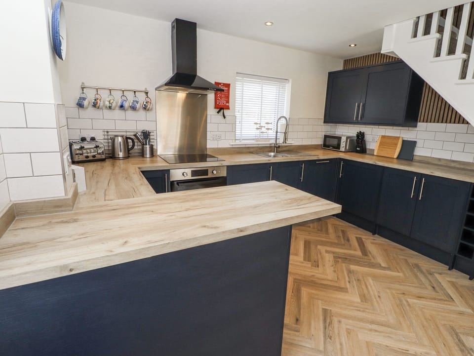 Cottage | Private kitchen | Fridge, dishwasher, toaster, cookware/dishes/utensils