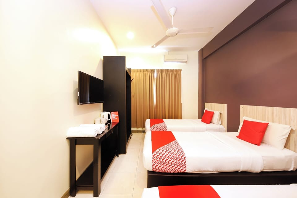 Suite Triple | Desk, laptop workspace, free WiFi, bed sheets