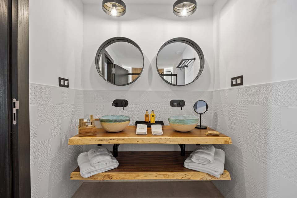 Junior Suite | Bathroom | Shower, hair dryer, slippers, towels