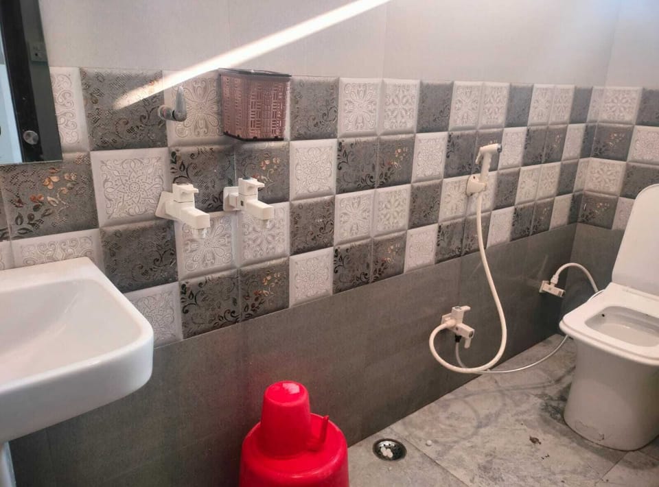 Shower, free toiletries, slippers, bidet