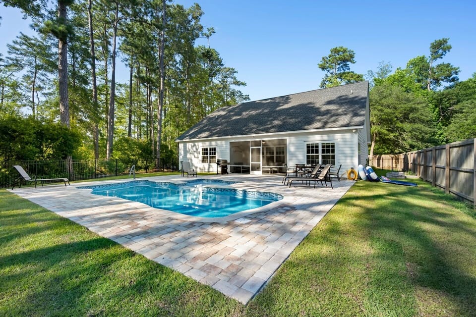 House, 4 Bedrooms | Pool