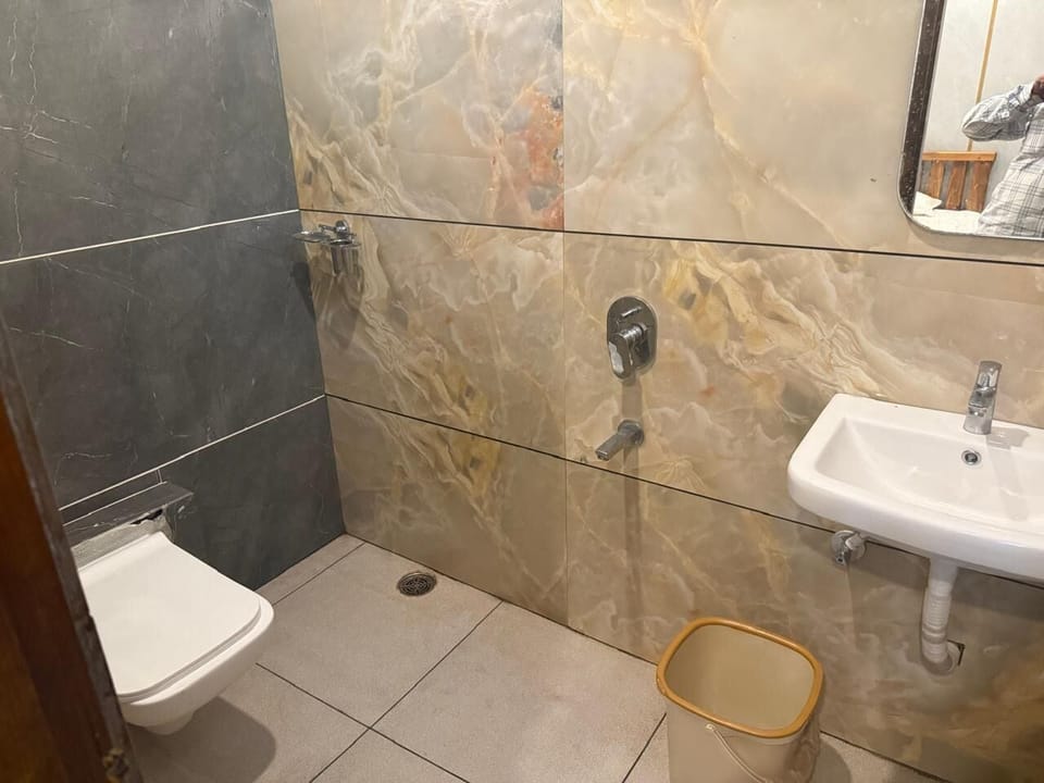 Deluxe Room | Bathroom | Free toiletries, towels, soap