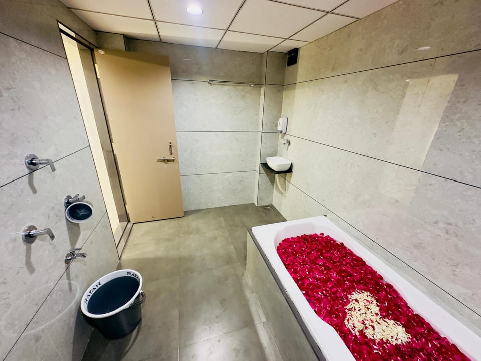 Luxury Suite | Bathroom | Separate tub and shower, towels, soap, shampoo