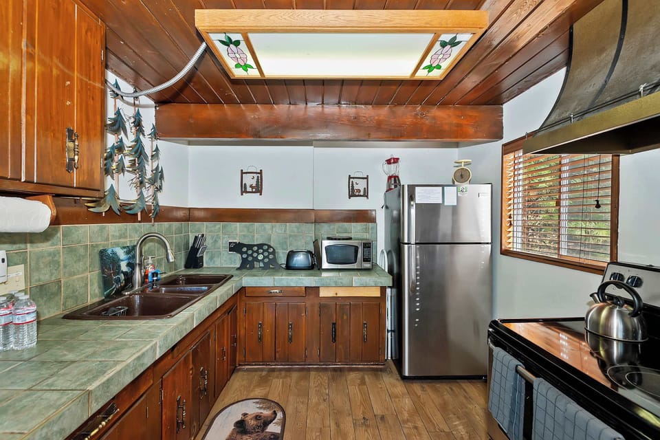 House, Multiple Beds, Hot Tub, Mountain View (Yosemite Pines Cabin) | Private kitchen | Fridge, microwave