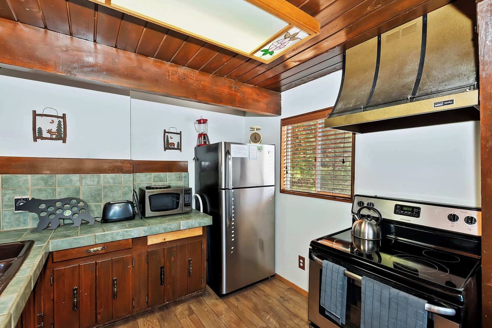 House, Multiple Beds, Hot Tub, Mountain View (Yosemite Pines Cabin) | Private kitchen | Fridge, microwave
