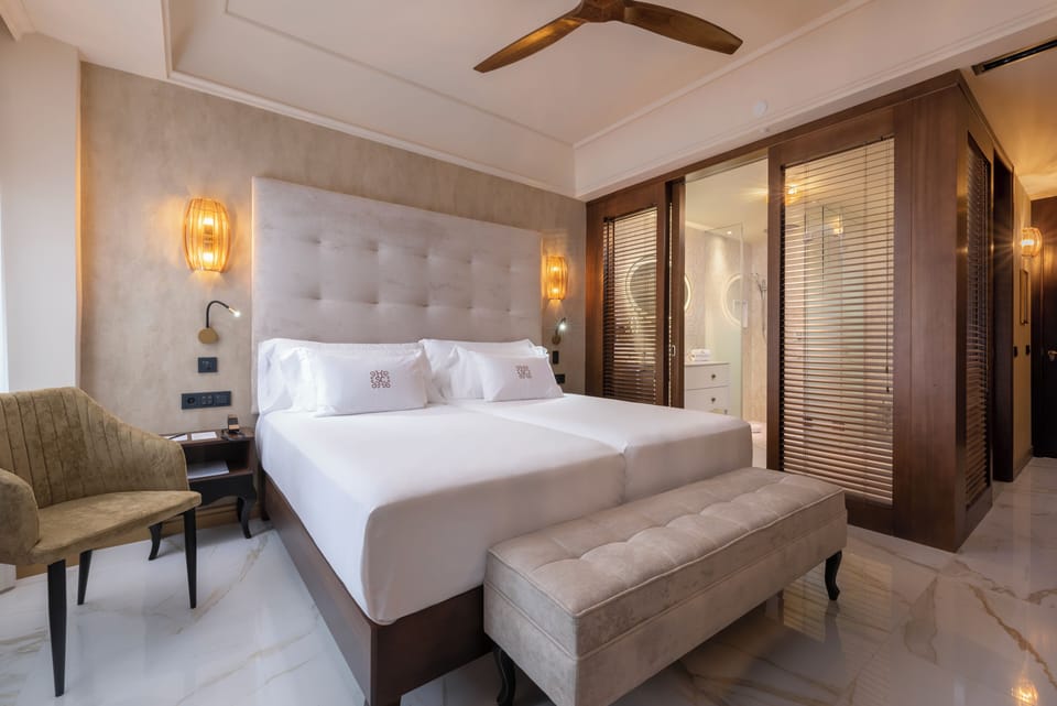 Deluxe Room (Deluxe) | Minibar, in-room safe, WiFi (free), bed sheets