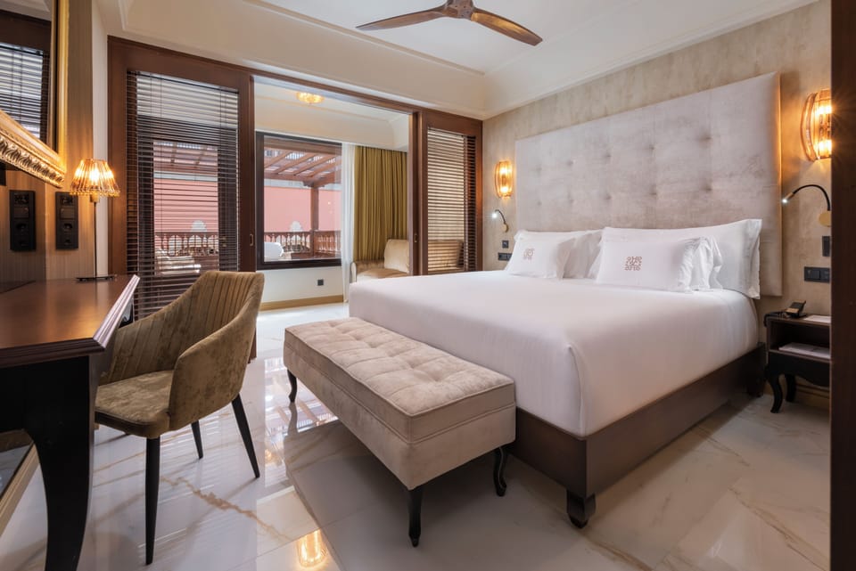 Minibar, in-room safe, WiFi (free), bed sheets