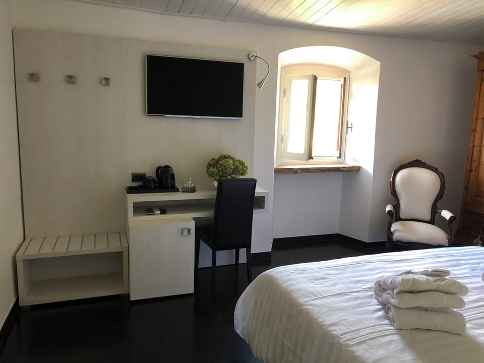 Luxury Studio Suite, Vineyard View | In-room safe