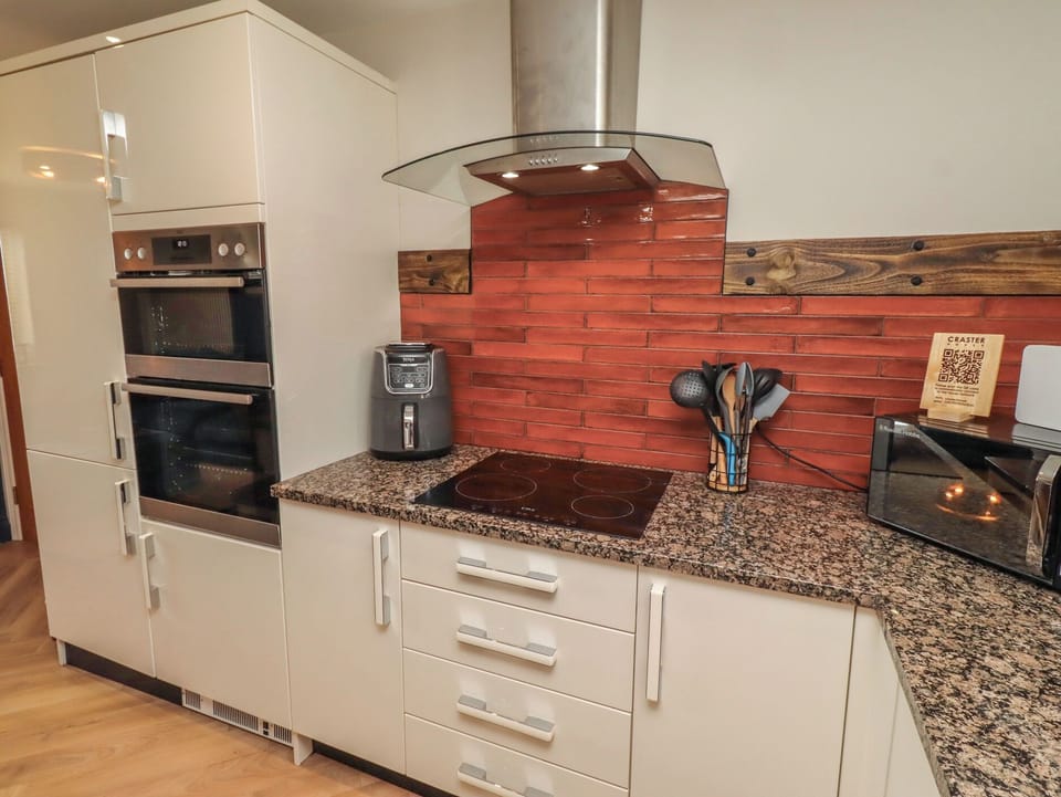 Cottage | Private kitchen | Fridge, microwave, dishwasher, toaster