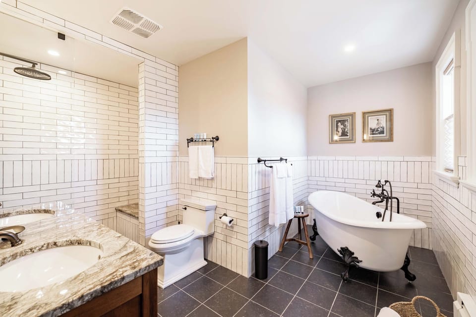 Deluxe Studio Suite | Bathroom