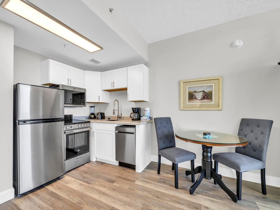 Studio, 1 King Bed (Majestic Beach Towers 1-1509) | Private kitchen | Oven, toaster