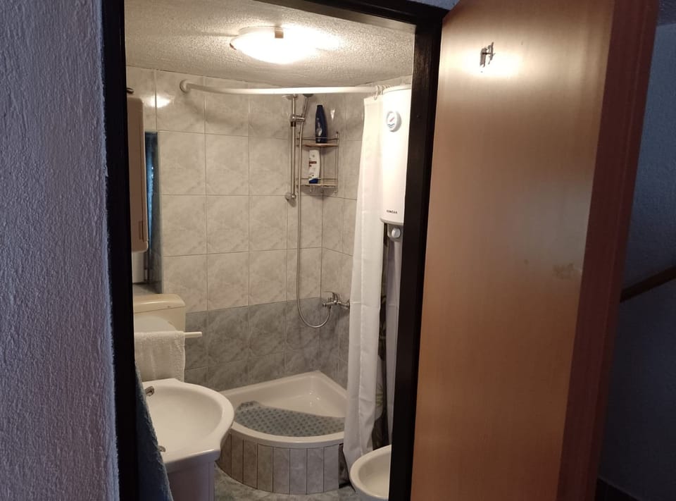 House (Two Bedroom Holiday Home) | Bathroom | Shower, towels