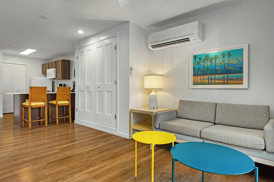 Economy Studio, Non Smoking | Shared kitchen | Microwave, coffee/tea maker, toaster, cookware/dishes/utensils