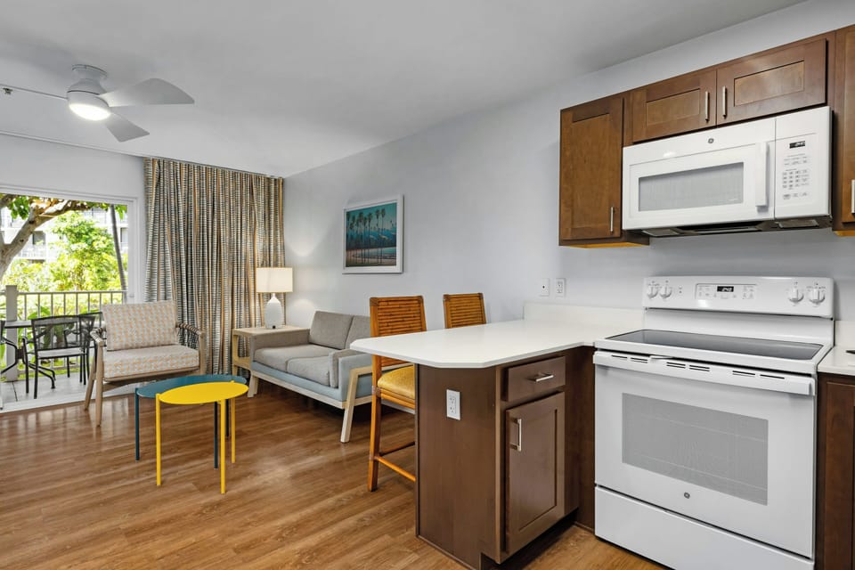 Suite, 1 Bedroom, Non Smoking | Shared kitchen | Microwave, coffee/tea maker, toaster, cookware/dishes/utensils