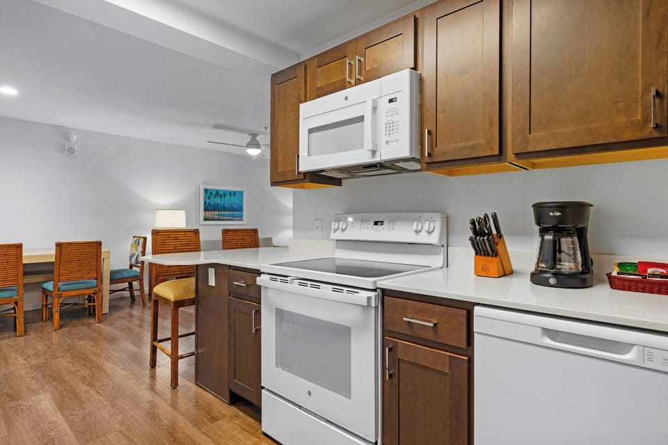 Suite, 2 Bedrooms, Non Smoking | Shared kitchen | Microwave, coffee/tea maker, toaster, cookware/dishes/utensils