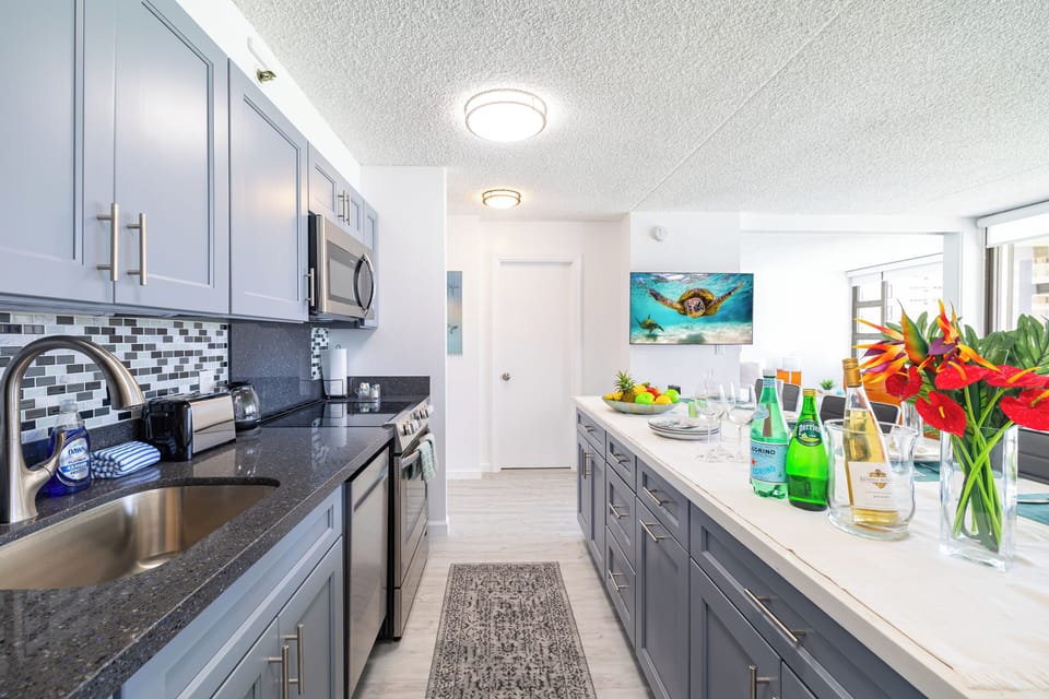 Comfort Condo, 1 King Bed with Sofa bed, Balcony (0112) | Private kitchen | Full-size fridge, microwave, oven, stovetop