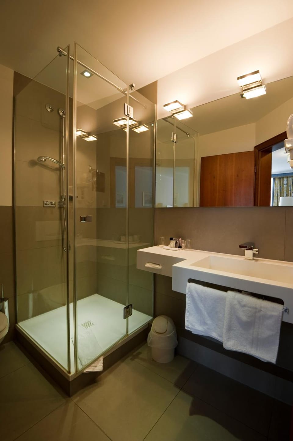 Double Room | Bathroom | Shower, free toiletries, hair dryer, bathrobes