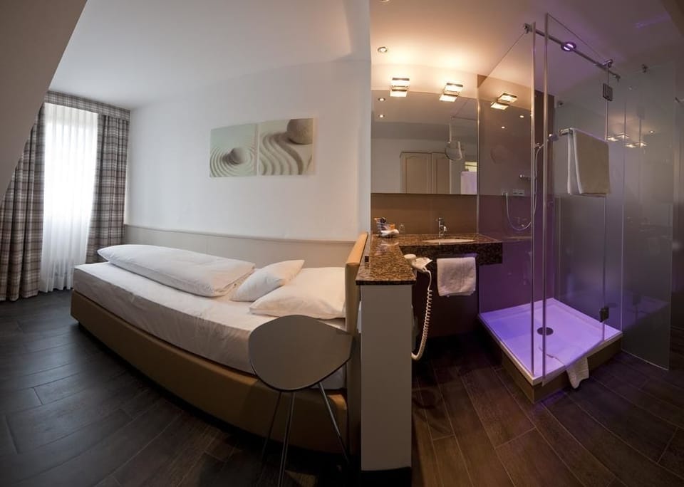 Single Room | Minibar, in-room safe, blackout drapes, soundproofing